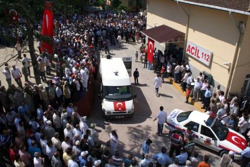 Hakkari'nin Çukurca ilçesi kırsalında geçen hafta PKK'lı teröristlerin döşediği mayının patlaması sonucu yaralanan, şehit er Oğuz Kır'ın cenazesi Kocaeli'nin Kefken köyünde toprağa verildi.