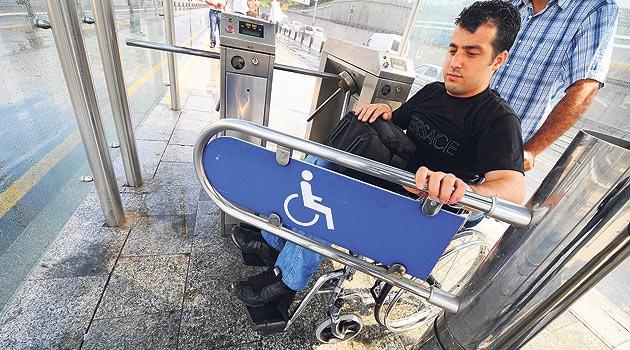 <li>Yol ve çevre hakkında bilgi veren levhaların yürüme konforunu engellemiyecek şekilde yol kaplaması dışına direklere monte edilen düşey trafik işaretleme çalışmaları kapsamında, 2010 sonu itibari ile 3 bin 247 trafik levhası konuldu. 3 bin 200 levha daha konularak 2012 sonunda 6627'ye çıkacak.</li>
<li>Metro duraklarında özürlüler tarafından algılanabilir sarı güvenlik çizgileri yapıldı.</li>