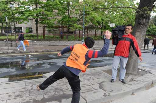 Ankara'daki 1 Mayıs kutlamalarının yapılacağı Sıhhiye Meydanı'na girişlerdeki arama noktasında polis ile göstericiler arasında arbede çıktı. Polis olayları yatıştırmak için havaya ateş açtı.