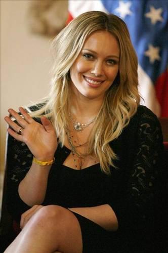 1000 $ 
Yaz bitmeden gizli bir şekilde evlenmesi beklenen Hilary Duff'a erkek arkadaşı tam 1 milyon dolarlık bir yüzükle evlenme teklif etti. Duff'un 14 karatlık yüzüğü Hollywood'un en iddialı yüzüklerinden biri.