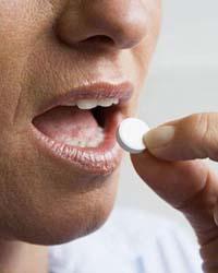 C vitamini gripten korur mu? -Birçok araştırma ilaç olarak alınan C vitamininin enfeksiyonlarla mücadele eden beyaz kan hücrelerine iyi geldiğini ortaya koyuyor. Bunun yanında 10 binden fazla insanın konu olduğu 30 klinik araştırma ise ilaç olarak alınan C vitamininin o kadar da faydalı olmadığı yönünde. En doğrusu C vitaminini doğal olarak besinlerden almak.
