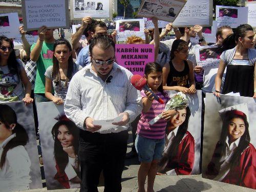 Münevver Karabulut'un sevenleri Babalar Günü'nde Taksim'de eylem yaparak katilin bulunmasını istedi