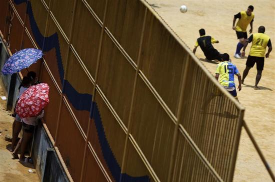 Dünyanın en büyük amatör futbol şampiyonası, bu sporun anavatanı olarak kabul edilen Brezilya'da yapılıyor. "Peladao Verde" ismi verilen turnuvaya bu sene 761 katıldı. Master, kadınlar, çocuklar gibi çeşitli kategorilerde gerçekleştirilen ve takımlar arasından bir de güzellik kraliçesi seçilen organizasyona ilgi büyük.