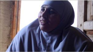 Ayşe Abdülaziz: Nil deltasında çiftçilik yapan Ayşe, sendika görevlisi. Ev halkı yemek yerken, bekar olan Ayşe masanın başına oturuyor. Hem bu bakımdan hem de pek çok diğer açıdan kırsal kesimden gelen kadınların çoğundan farklı.

2008'de tütün fabrikalarında çalışan kadınlara eşit ücret verilmesini sağlamak için düzenlenen greve öncülük etti.

Tüm güçlüklere rağmen bu mücadeleyi kazandı. Ancak geçen yıl açıkça hile yapılan seçimlerde parlamentoya girme girişimi sonuçsuz kaldı.

Bu yılki seçimlerde o da aday. Kazansa da, kaybetse de daha iyi okullar, daha iyi hastaneler, daha iyi yollar ve temiz su için mücadele edecek.

"Kadınım ve Allah'a şükür haklarımın farkındayım" diyor.

Ama hiçbir zaman Mısır'ın başına bir kadın cumhurbaşkanı geleceğine inanmıyor.

"Yok, yok" diyor, "Bu bana göre bir iş değil. Mısır çok çetin. Yönetmek için bir erkek gerek."