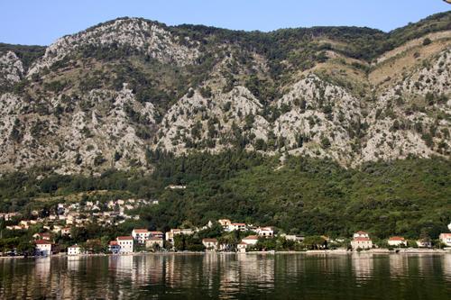 Kotorda sabah.. Dar bir boğazdan girdiğimiz Kotor Körfezi, olanca ihtişamıyla karşımızda. Birazdan güneş yükselecek ve bu manzara kaybolacak.
