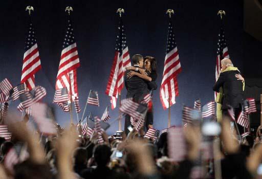 OBAMA, BASKANLIK YARISINI KAZANDIGI KESINLESINCE, GRANT PARK'TA YUZBINLERCE KISIYE HITABEN BIR KONUSMA YAPMIS, OBAMA VE ABD'NIN YENI BASKAN YARDIMCISI JOE BIDEN, ESLERI MICHELLE OBAMA VE JILL BIDEN'E SARILMISTI.(TOLGA ADANALI)