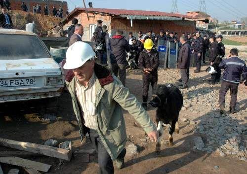 Sultanbeyli'de yaklaşık 50 gecekonduyu yıkmak için gelen yıkım ekipleri ile gecekondu sahipleri arasında kavga çıktı. Yıkım sırasında objektiflere yansıyan kareler insanın kanını dondurdu: