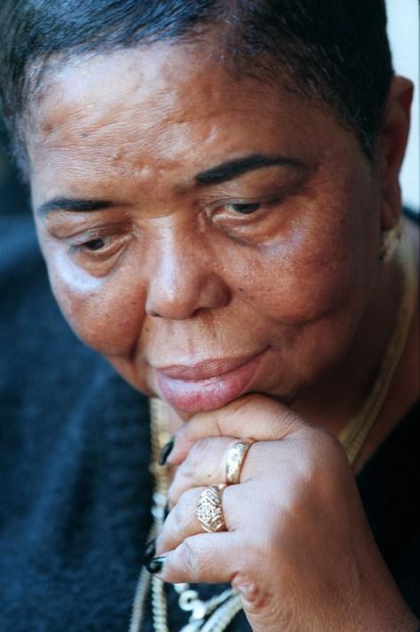 Dünya müziğinin yalın ayaklı divası Cesaria Evora öldü. Türkiye'de geniş hayran kitlesi bulunan Afrika'nın gür sesi 70 yaşında hayata veda etti.