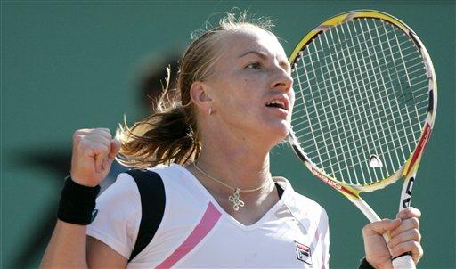 Fransa Açık'ta bayanlar yarı final maücadelesinde Rus tenisçi Svetlana Kuznetsova, Avustralyalı Samantha Stosur'u 2-1 yenerek finale yükseldi. Kuznetsova finalde vatandaşı Dinara Safina ile karşılaşacak.