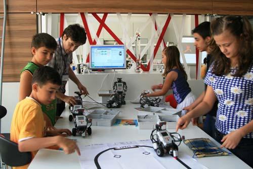 Kocaeli Büyükşehir Belediyesi öncülüğünde açılan ve Türkiyede tek olma özelliği taşıyan Bilim ve Teknoloji Kulübü, düzenlediği yaz etkinlikleri programlarının ilk mezunlarını verdi.