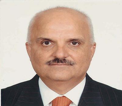 Ne ürettik de lale devri yaşamayı hak ettik?<br><br>
<strong>ENDER YAZICIOĞLU / AYAKKABI VE YAN SANAYİ İMALAT VE SATICILARI MESLEK KOMİTESİ: </strong>Biz dedik ki, yüzde 75 dolar, 2.5 Euroyu bulmadığı sürece, bu ekonomide bir düzelme söz konusu olmaz. Tabii bu o kadar gecikti ki, öncelikle 3 noktayı net koyalım. Bir, yerli üreticimize kesinlikle sahip çıkmamız lazım. Yerli ne üretebiliyorsak o bizim kazancımızdır. Biz ithalat kadar ihracat yapamaz olduk. Ne oldu da dünyada kendi kendine yeten sayılı ülkelerden biri iken bu hale geldik? Çünkü üretim yeteneğimizi kaybettik. Şimdi Yunanistanı kurtarıyorlar değil mi? Yunanistanın bütün borcunu silsinler, 10 sene sonra Yunanistan yine aynı hale gelir. Çünkü üretim becerisini kaybetti. 
İki, paramıza sahip çıkalım. Dünyanın her yerinde Euro, dolar değer kaybediyor, bizde artıyor. Şimdi bu kadar ters bir mantık olabilir mi? O tersliği biz yaratıyoruz. Biz kendi paramıza güvenmiyoruz. 
Üç, tasarruf konusuna önem vereceğiz. Dünyada 16 tane volvardin üretilirken, bunun 4 tanesi benim ülkemde satılıyorsa, 50 Ferrarinin 8i Türkiyede satılıyorsa, oturup düşünmek lazım. Biz ne ürettik de bu kadar çok lale devri yaşamayı hak ettik, saltanat devrini hak ettik.