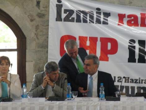 CHP İzmir adaylarının toplantısında milletvekili M. Ali Susam ile İzmir Belediye Başkanı Aziz Kocaoğlu arasında çok sert bir tartışma yaşandı. Kocaoğlu toplantıyı terk etti.