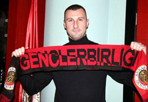 Şilili file bekçisi Nicolas Peric ile yollarını ayıran Gençlerbirliği, Sırbistan Süper Lig takımlarından FK Cukaricki Stankom'un kalecisi Bojan Isailovic'i 2,5 yıllığına renklerine bağladı.