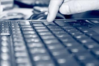  Avukat olduğunuzu öğrendik. Mesleğinizle İnci Sözlükün yayın anlayışı arasında bir tezatlık olduğunu düşünüyor musunuz?
Ben dört sene hukuk eğitimi aldım, üç senedir de ceza hukuku alanında yüksek lisans yapıyorum. Bir tezatlık göremiyorum. Kurallarda da yazıldığı üzere biz İnci Sözlükü Facebook hesaplarını hackleyip elimizdeki e-mail databaselerini reklam şirketlerine satmak için kullanmıyoruz. Yani ortada illegal bir oluşum ve bu illegal oluşumun vandal, terörize hareketleri yok.
