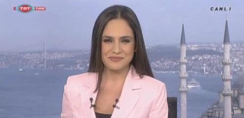 <b>Gümüş Hilal (TRT TÜRK)</b><br><br>
TRT Türk'te hafta içi hergün 11:40 ve 15:40'da Canan Hamalı'nın sunumuyla ekrana gelen Gümüş Hilal, kültür-sanata dair her şeyi evlerimize taşıyor. 20 dakika süren program, bazen bir sergiye, bazen bir müzeye götürüyor seyirciyi. Türk ve dünya edebiyatına ait önemli eserlerin ele alınması da programın başka bir artısı. Mesela bu hafta Gümüş Hilal'de 'Erbil Halepçe Müzesi', Üsküp'te Ahmet Yenilmez tiyatrosu anlatılacak, Etiyopya'daki deri fuarı gezilecek.