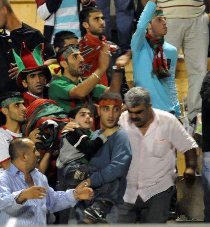Bursasporun Diyarbakırsporu konuk ettiği maçta yaşananlar gündeme bomba gibi düştü. 2 takımın taraftarları arasında çıkan olaylarda koltuk ve taş yağmuru yaşanırken 2si çocuk, 10 kişi yaralandı.