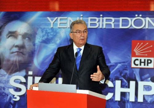 C&uuml;bbeli Ahmet Hocayla AK Parti'li eski bir milletvekilinin kendisiyle yaptığı telefon g&ouml;r&uuml;şmesinin sonrasında, "g&ouml;r&uuml;şmek ister misiniz?" teklifiyle konuştuğunu s&ouml;yleyen CHP lideri Baykal, Hocayı eğlenceli bir televizyon programını izler gibi izlediğini s&ouml;yledi. Fatih Altaylı'nın sık sık konuk ettiği C&uuml;bbeli Ahmet Hoca'nın "tadını &ccedil;ıkardığını" belirten Baykal, "Bu benim şu anda ortaya &ccedil;ıkan tavrım değildir. &Ccedil;ok eskiden beri davranışım s&uuml;re gelmiştir." diye konuştu. <a href="http://www.haber7.com/video-galeri.php?cID=3208_blank>HABERİN VİDEOSU İ&Ccedil;İN TIKLAYIN</a>