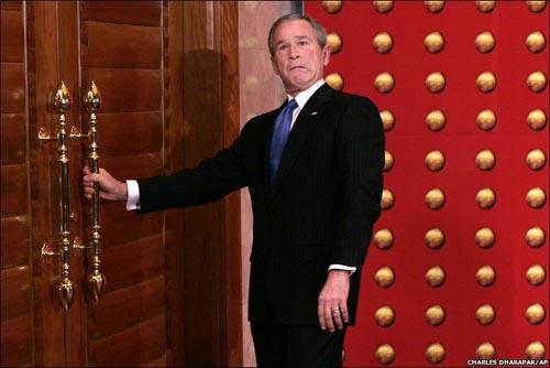 Eski ABD Başkanı George W. Bush, Pekin'deki basın toplantısı sonrasında bir kapının kilitli olduğunu farkedince...