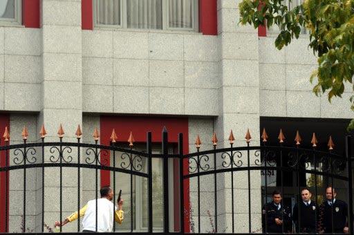 Erzurum'da iki çocuğunun tedavi gördüğü hastanede ihmal nedeniyle öldüğünü iddia eden bir kişi, polisin ikna çabalarına rağmen silahla kendini vurarak yaraladı.