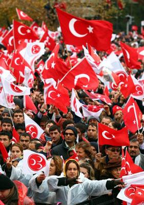 MHP'nin Ankara Tandoğan'da "Bin Yıllık Kardeşliği Yaşa ve Yaşat" mitingi düzenledi. Haber 7'nin naklen yayınladığı mitingde konuşan Bahçeli yine çok sert sözler kullandı, kalabalığa sorular sordu, sözler aldı...
