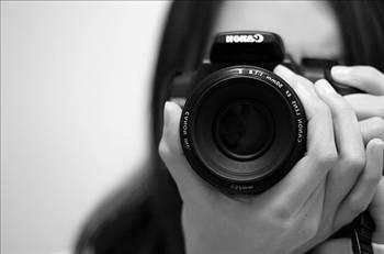 Arka mahallelerde yaşlı ve çocukların fotoğraflarını çekmek