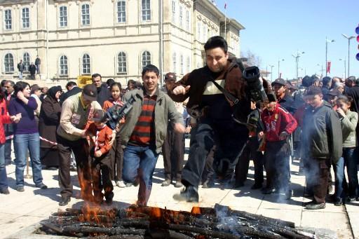 Dün gece başlayan Nevruz Bayramı kutlamaları çerçevesinde Ankara'da Atatürk Kültür Merkezi bahçesinde resmi tören yapıldı. Kültür ve Turizm Bakanı Ertuğrul Günay ve ABD Büyükelçisi Jeffrey yumurta tokuşturdu ve ateşin üstünden atladı.