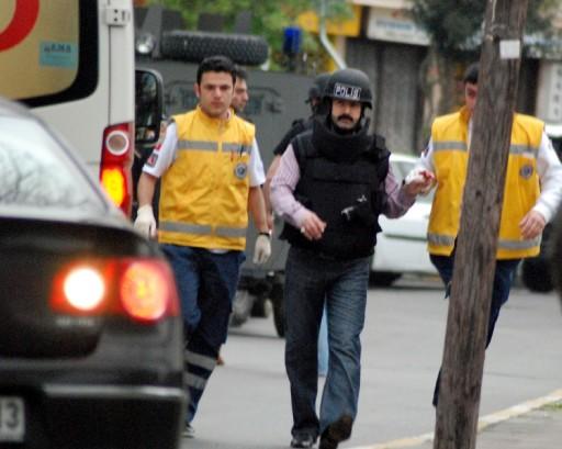 Kadıköy Bostancı'da polisin bir hücre evine düzenlediği baskın sonucu çıkan çatışmada çok sayıda polis, bir gazeteci ve vatandaş yaralandı