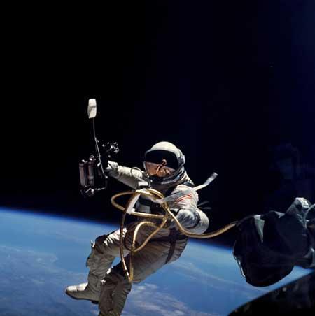 Amerikalıların uzayda ilk yürüyüşü. 3 Haziran'da Gemini 4 kapsülünden çıkan Ed White tarafından gerçekleştirildi.