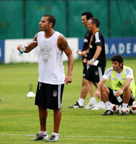 BESIKTAS, UEFA AVRUPA LIGI 3. ON ELEME TURUNUN ROVANSINDA CEK TEMSILCISI VIKTORIA PLZEN ILE ISTANBUL'DA YAPACAGI MACIN HAZIRLIKLARINI YAPTIGI ANTRENMANLA SURDURDU. ANTRENMANDA, SICAK HAVADAN BUNALAN QUARESMA SU ILE SERINLEMEYE CALISTI. (ANADOLU AJANSI-SERDAL KALAYCI)