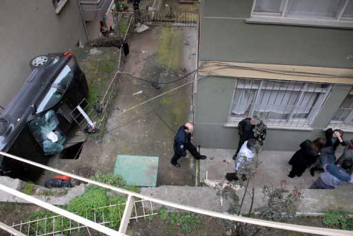 Bursa'da 10 metre yükseklikten apartmanların arasına düşen otomobilin kadın sürücüsü, kazadan şans eseri hafif yaralı kurtuldu.