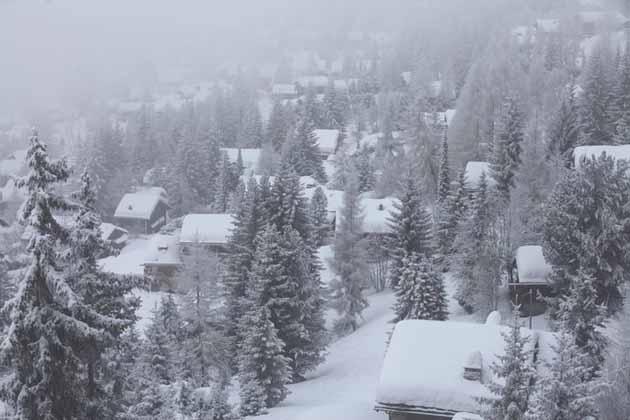 İsviçre: Verbier şehrini kar tamamıyla ele geçirmiş.