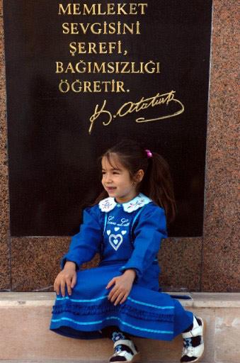Okul öncesi ve ilköğretim 1 .sınıf öğrencileri için ders zili bugün çaldı. Çocuklar ilk günün heyecanı ve tedirginliğiyle sıralara oturuken anne ve babalar da heyecanlandı.