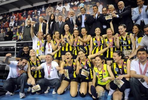 33. Aroma Bayanlar Voleybol Birinci Liginde 2009-2010 sezonu şampiyonluğuna, play-off final serisinde Vakıfbank Güneş Sigorta Türk Telekoma 3-0 üstünlük sağlayan Fenerbahçe Acıbadem, 2. kez üstüste ulaşmıştı.