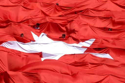19 MAYIS ATATURK'U ANMA VE GENCLIK VE SPOR BAYRAMI, ANTALYA'DA DA TORENLERLE KUTLANMISTI. TORENLERDE EN BUYUK ILGIYI, TOPLAM 550 OGRENCI TARAFINDAN TASINAN VE 14 PARCANIN BIR ARAYA GELMESIYLE OLUSAN TURK BAYRAGI CEKMISTI. (OKAN OZER)