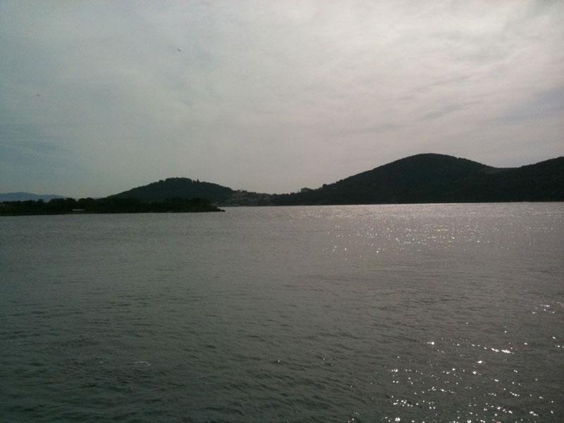 Yaklaşık 90 dakikalık yolculukta deniz ve adalar size eşlik ediyor.