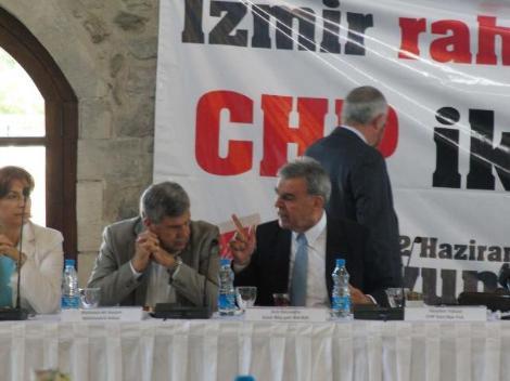 CHP İzmir adaylarının toplantısında milletvekili M. Ali Susam ile İzmir Belediye Başkanı Aziz Kocaoğlu arasında çok sert bir tartışma yaşandı. Kocaoğlu toplantıyı terk etti.