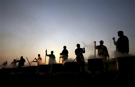 Bulgaristan'da yaşayan Müslümanlar, hasat mevsiminin başlaması nedeniyle geleneksel bereket dualarını yaptı ve şükür kurbanlarını keserek kazanlarda pişirek Allah'a topluca şükür ettiler