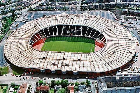 'Avrupa'da bir maça yapılan en büyük katılım' Hampden Park'ta oynanan maçta gerçekleşti. 1937'deki İskoçya Kupası finalinde Celtic-Aberdeen maçını 146 bin 433 biletli seyirci izledi.