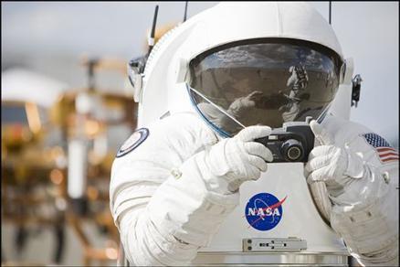 Yeni astronot tulumları elbette sağına soluna takılan entegre destek sistemleriyle kıymetli. Geliştirilen prototiple, uzay aracına hiç dönmeden 1 hafta Ay yüzeyinde kalınabiliyor. Ayrıca altı ayı bulabilecek uzun Ay görevlerinde pek çok kez uzay ortamında