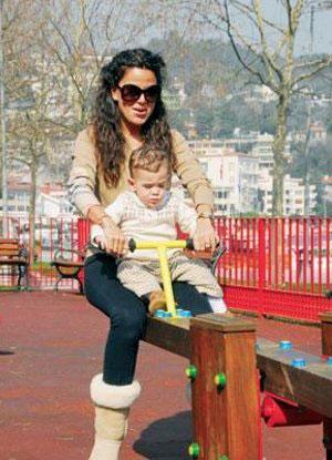 Özlem Yıldız<br>
Armatör Sinan Serter ile 2005 yılında evlenen sunucunun üç yaşında bir oğlu var. Mesleğine 4,5 yıl ara veren Yıldız, şimdilerde hafta içi her gün program yapıyor. Sunuculuğu çok sevdiğini ve geçen süre içinde özlediğini söylüyor. Yıldız, ikinci bebek istiyor.