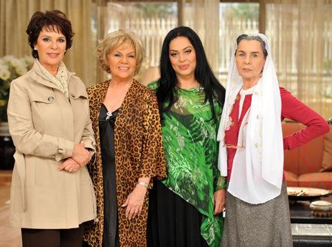 YILIN HÜSRANI: Türkan Şoray, Hülya Koçyiğit, Fatma Girik ve Nevra Serezli gibi Yeşilçam'ın duayenlerini buluşturan Altın Kızlar. Altı bölümde havlu attı.