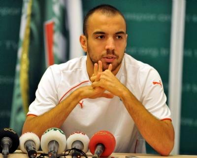 SERCAN YILDIRIM 6 YIL

Galatasaraylı futbolcu Sercan Yıldırımın, Bursasporda olduğu dönemde 17 Nisan 2011 günü oynanan Trabzonspor-Bursaspor maçında teşvik pirimi verilmesi suçundan 2,5 yıldan 6 yıla kadar hapisle cezalandırılması istendi.