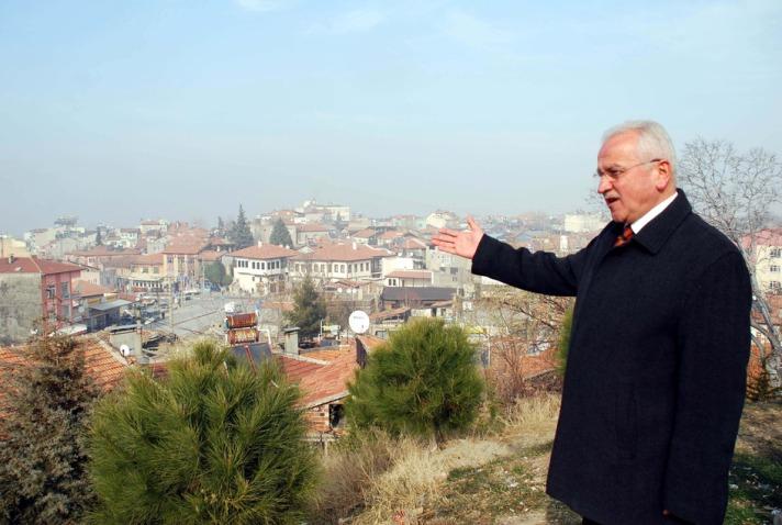 FAYLAR 2 RAPORLA TESPİT EDİLDİ AMA BELEDİYE MECLİSİ ONAYLAMIYOR<p> </p>
Başbakanlık Afet ve Acil Durum Yönetimi Başkanlığınca onaylanan raporlara göre, fay hattının çevresinde yapılaşmaya izin verilemeyeceğini ancak bunun için de imar planının yeniden düzenlenmesi gerektiğini kaydeden Akkaya, yeni şekliyle hazırladıkları imar planını bir türlü meclisten geçiremediklerini anlattı.
<p> </p>Fay hattının geçtiği güzergah konusunda iki farklı kurumdan alınmış raporlar olmasına rağmen, meclisin söz konusu alanın yapılaşmaya kapatılması ile ilgili kararı onaylamadığını ifade eden Akkaya, imar planını önümüzdeki ay yeniden meclise sunacaklarını ve bu kez geçmesini ümit ettiklerini söyledi.
<p> </p>
Sadece 700 konutun tehlike altında olmadığını, 2000 yılından önce yapılan tüm konutların testten geçirilmesi gerektiğini vurgulayan Akkaya, ''Çünkü kalite yönünden maalesef iyi durumda değiller. Çürük binaların tespit edilip, yerlerine daha sağlam ve güçlü binaların yapılması gerekiyor. Biliyorsunuz ki insanları deprem değil, binalar öldürüyor'' diye konuştu.
<p> </p>
Burdur'un 1914 ve 1971 yıllarında iki büyük deprem geçirdiğini ve önemli can kayıplarının yaşandığını anımsatan Akkaya, ''Bu fay hatları halen faal durumda. Aynı acıları tekrar yaşamak istemiyoruz. Deprem olduktan sonra değil, deprem olmadan önce tedbirlerimizi almalıyız çünkü depremin ne zaman ve ne şekilde geleceğini hiç kimse bilmiyor'' dedi.