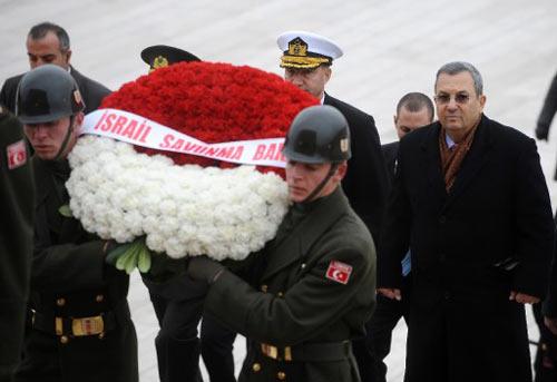 Aslanlı Yol'da yürüyen Barak Atatürk'ün mozolesine çelenk koydu