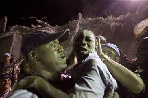 Haiti'de enkaz altında can pazarı