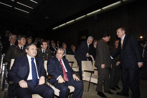 Geçtiğimiz hafta tartışmaların odağı haline gelen Anayasa Mahkemesi, bugün önemli bir yemin törenine ev sahipliği yaptı. Törende, Gül, Erdoğan, Toptan'ın yanı sıra önemli isimler vardı.