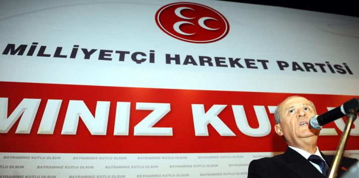 MHP Genel Başkanı Devlet Bahçeli de bayrama Ankara'da girecek. Bahçeli, bayramın 2. günü saat 14.30'da parti genel merkezinde, bayramın 3. günü İzmir'de partililerle bayramlaşacak.