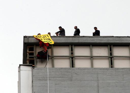Greenpeace üyesi 6 kişi, ''nükleer santral ihalesini'' protesto etmek için Kızılay'daki gökdelene çıktı. 6 eylemci, polisin müdahalesi üzerine eylemlerini sonlandırdı. İşte o anlar: