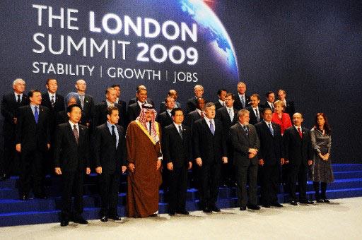 G20 ULKELERININ DEVLET VE HUKUMET BASKANLARIYLA ULUSLARARASI PARA FONU VE DUNYA BANKASI GIBI ULUSLARARASI KURULUSLARIN BASKANLARININ LONDRA ZIRVESI'NE KATILAN BASBAKAN RECEP TAYYIP ERDOGAN, AILE FOTOGRAFINDA ABD BASKANI BARACK OBAMA'NIN YANINDA YER ALDI.