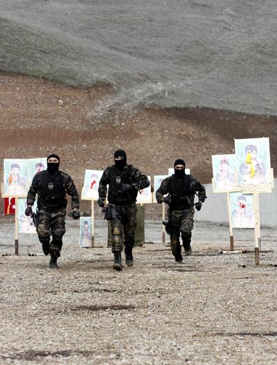 Bakan Atalay ve beraberindekiler, burada &Ouml;zel Harekat&ccedil;ılar tarafından hazırlanan atış g&ouml;sterisini izledi.